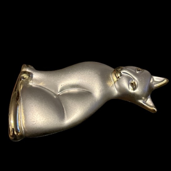 Satin and Glossy Finish Gold Tone Metal Sitting Cat Brooch 2.5” X 2” - Picture 6 of 11